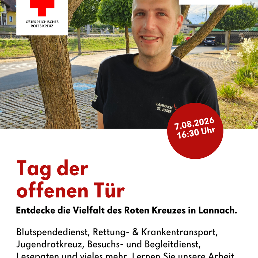 Ein lächelnder Mann in einem schwarzen T-Shirt mit dem Logo des Österreichischen Roten Kreuzes steht vor einem Baum. Das Datum und die Uhrzeit 7.08.2026 16:30 Uhr sind in einem roten Kreis angezeigt.
