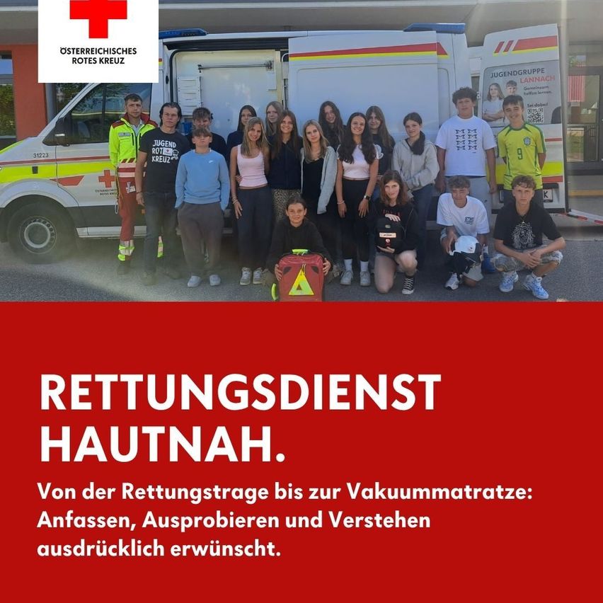 Eine Gruppe von Menschen, einige in medizinischen Uniformen, posiert für ein Foto vor einem Krankenwagen mit dem Text 'RETTUNGSDIENST HAUTNAH'. Das Bild enthält auch ein Logo des Österreichischen Roten Kreuzes.