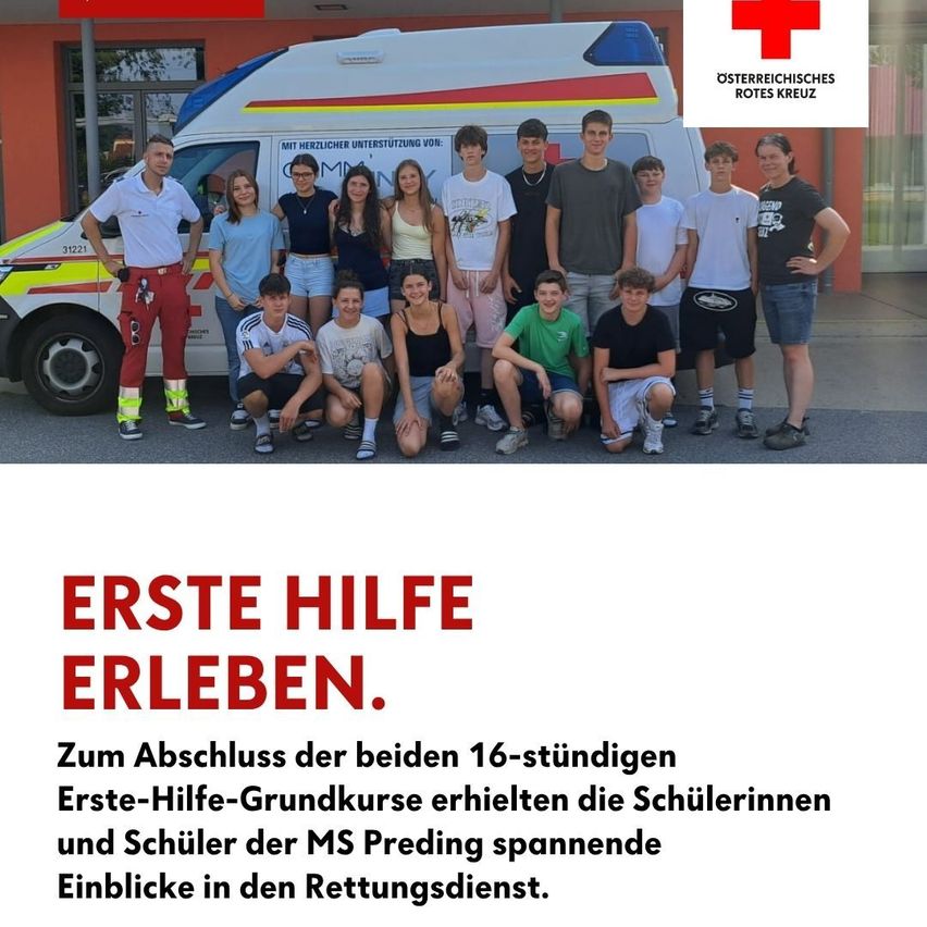 Eine Gruppe von Schülern posiert vor einem Krankenwagen mit dem Roten Kreuz-Logo. Sie tragen Freizeitkleidung und scheinen für die Kamera zu lächeln. Das Bild hat einen Wasserzeichen mit dem Text 'Erste Hilfe Erleben'.