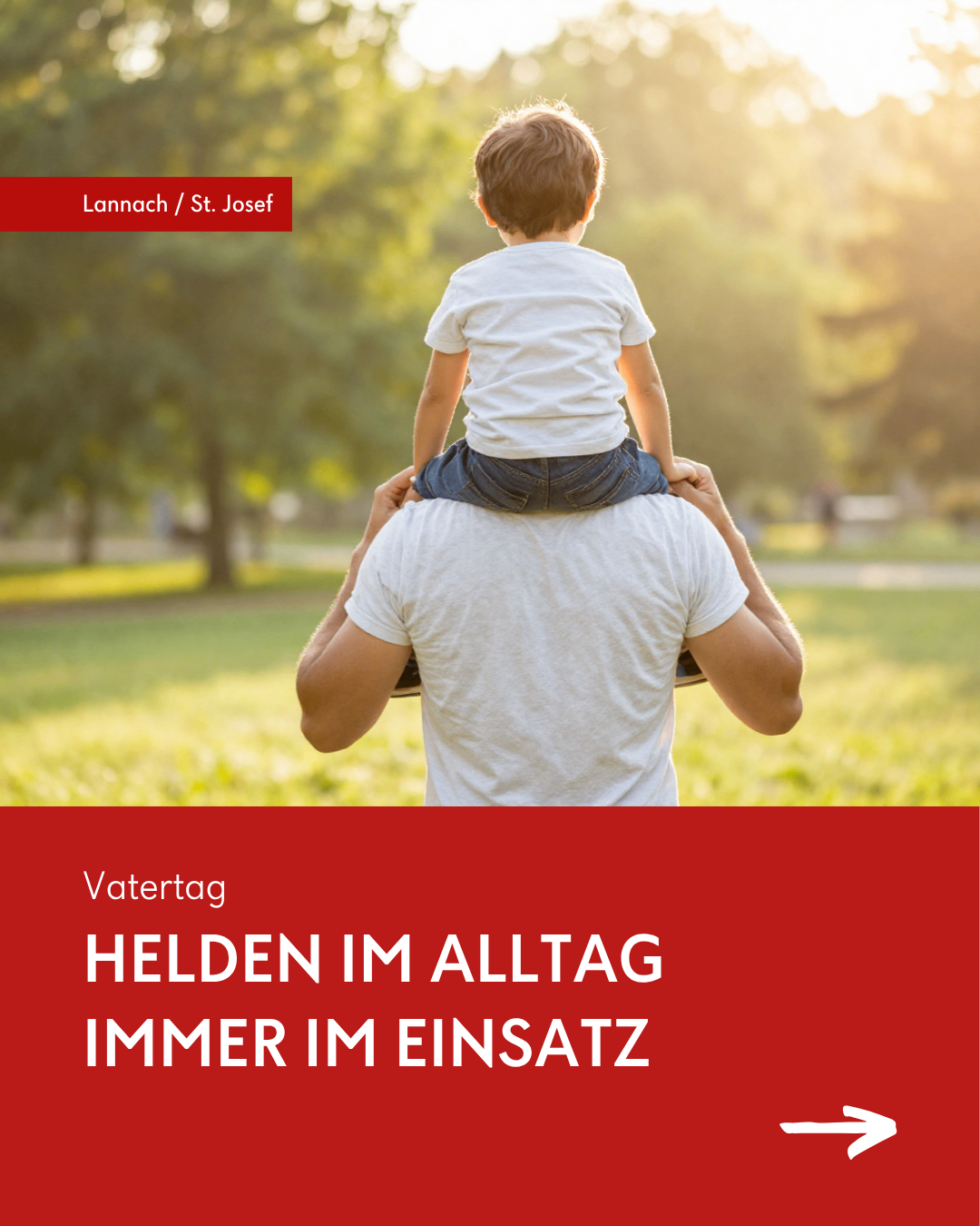 Ein Vater trägt ein kleines Kind auf seinen Schultern in einem Park. Der Text lautet Vatertag Helden im Alltag Immer im Einsatz.