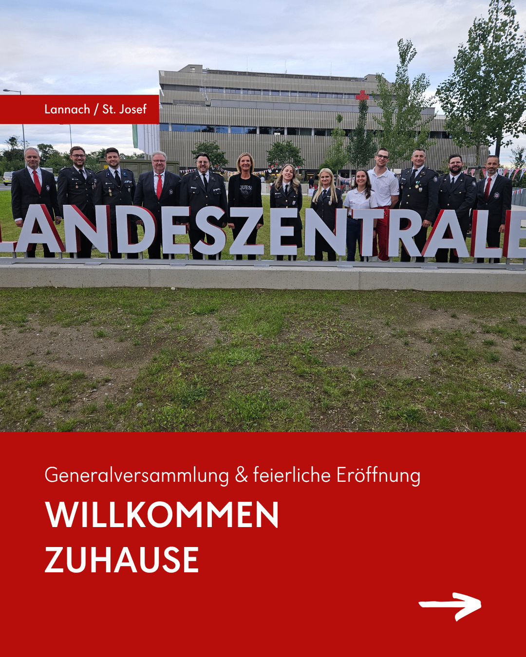Eine Gruppe von Menschen in Uniform steht vor einem Gebäude mit dem Schild 'Landeszentrale'. Sie posieren für ein Foto. Der Rasen ist grün.