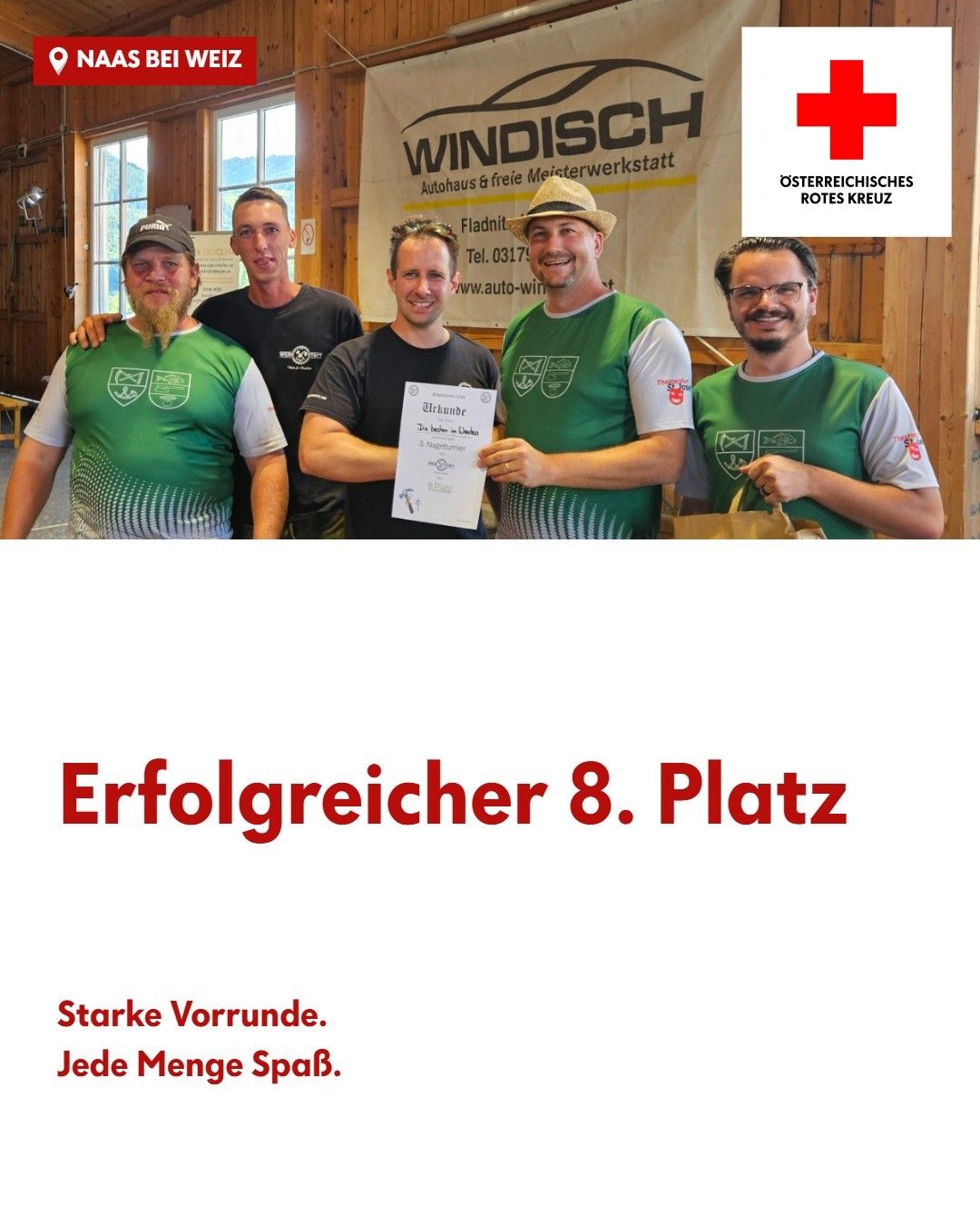 Fünf Männer in grünen Shirts stehen vor einem Banner. Einer hält ein Zertifikat. Sie lächeln. Der Text lautet 'Erfolgreicher 8. Platz'.
