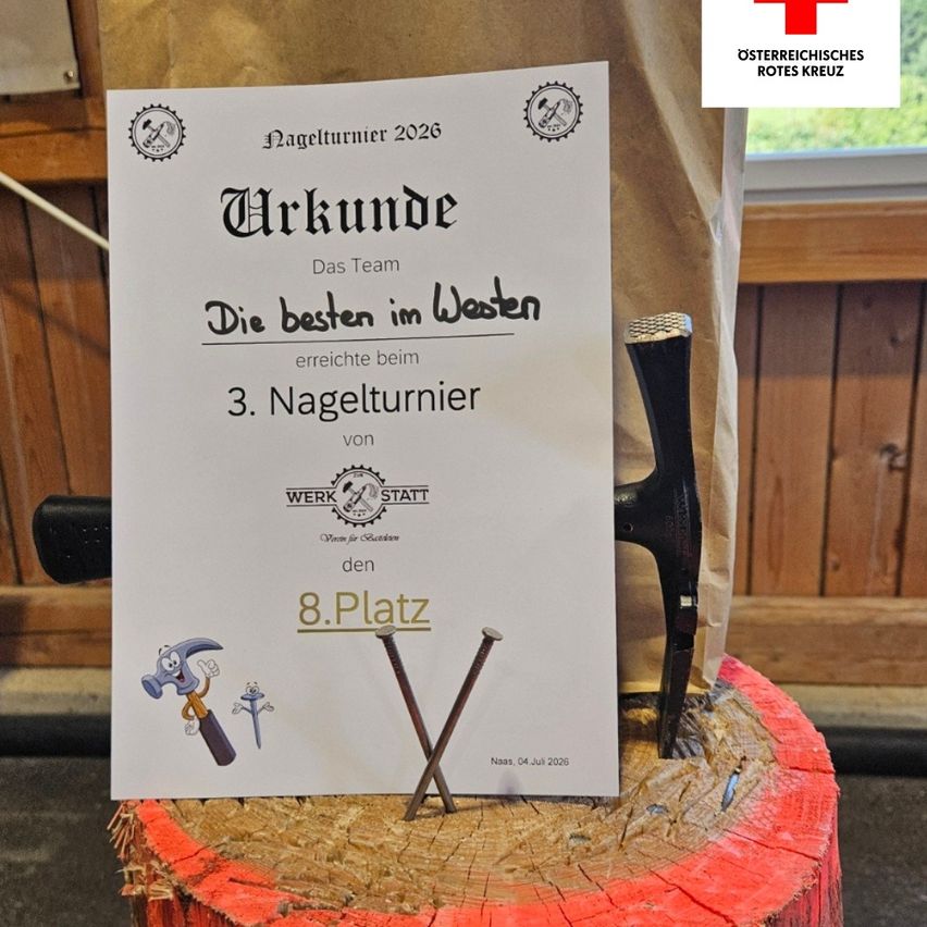 Ein auf einem Baumstumpf platziertes Zertifikat mit der Aufschrift Nagelturner 2026. Es steht Die besten im Westen und 8. Platz. Das Datum ist 04. Juli 2026.