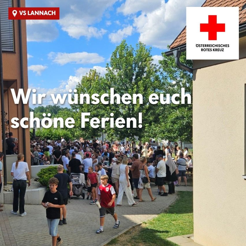 Eine Menschenmenge versammelt sich vor einem Gebäude mit einem Roten Kreuz Logo, unter einem teilweise bewölkten Himmel. Der Text auf dem Bild lautet 'Wir wuenschen euch schöne Ferien!' auf Deutsch.