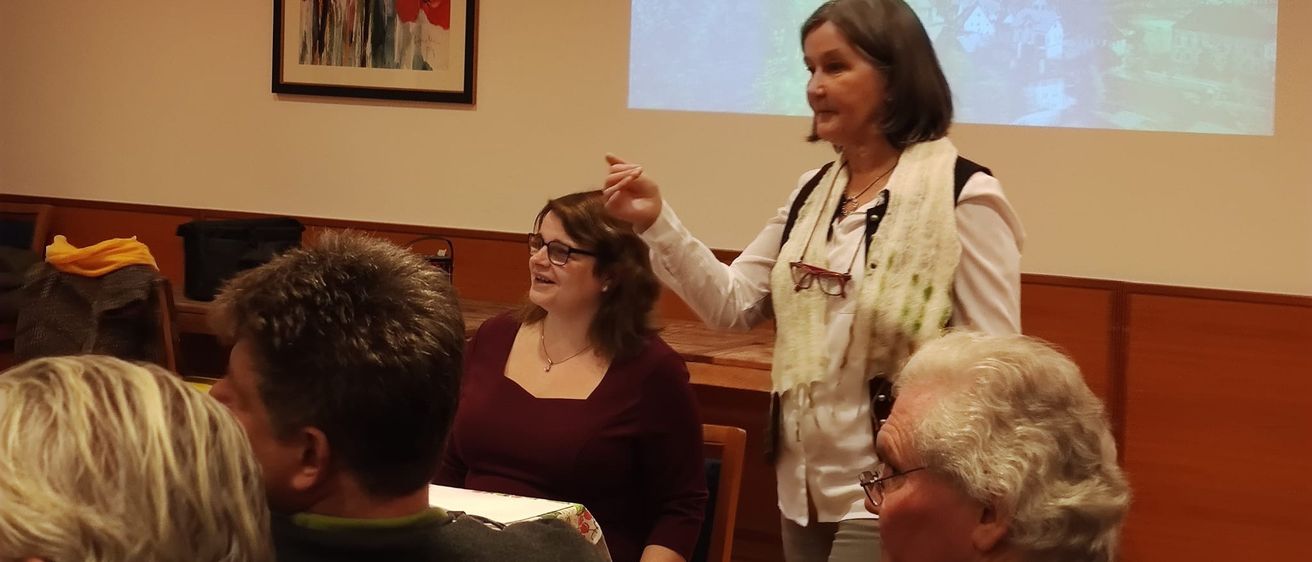 Bild enthält, People, Person, Adult, Female, Woman, Male, Man, Painting, Glasses, Necklace