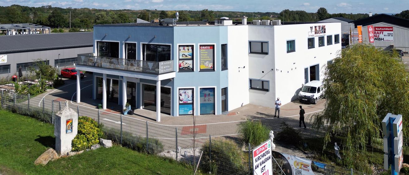 Bild enthält, Person, Architecture, Building, Outdoors, Car, Transportation, Vehicle, Aerial View