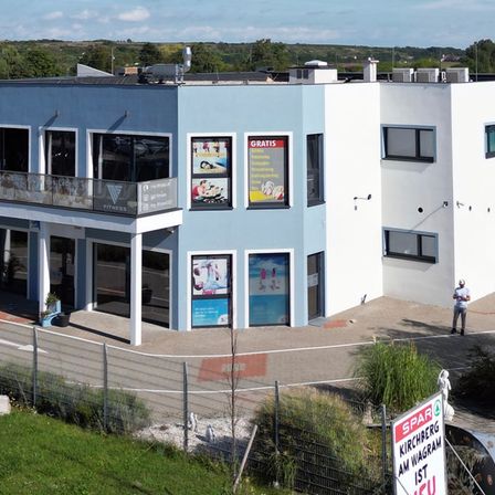 Bild enthält, Outdoors, Person, Architecture, Building, Car, Transportation, Vehicle, Aerial View, Housing