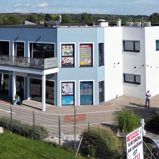 Bild enthält, Outdoors, Person, Architecture, Building, Car, Transportation, Vehicle, Aerial View, Housing