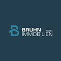 Ein blauer Hintergrund mit dem Logo von Bruhn Immobilien, bestehend aus einem blauen 'B' Symbol und dem Text 'BRUHNI IMMOBILIEN GMBH'.