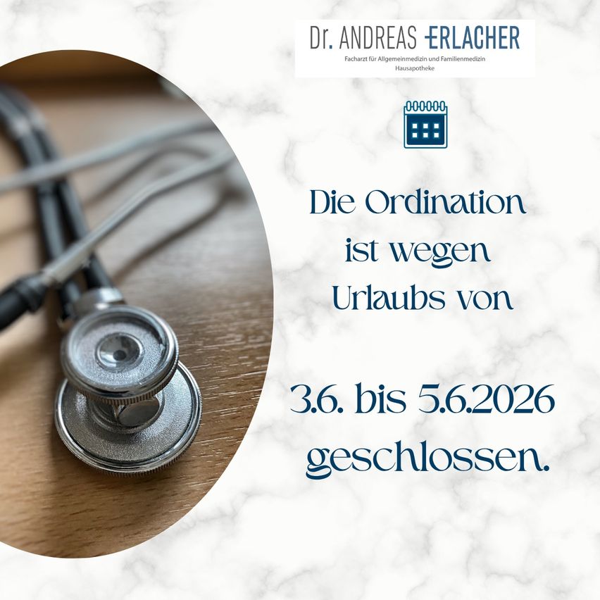 Ein Stethoskop liegt auf einem Schreibtisch. Eine Mitteilung von Dr. Andreas Erlacher teilt mit, dass die Praxis vom 3.6. bis 5.6.2026 aufgrund von Urlaub geschlossen ist.