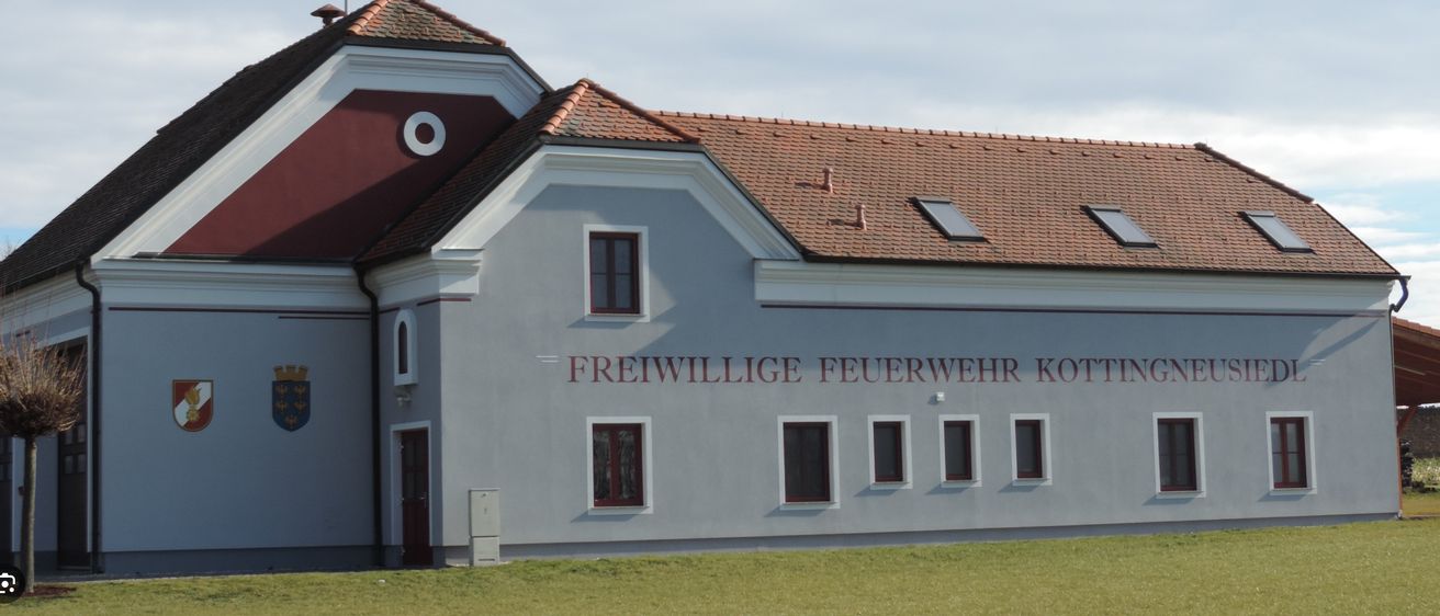 Bild enthält, Building, Monastery, Grass, House, Housing, Roof, Outdoors, Nature, Lawn, Countryside