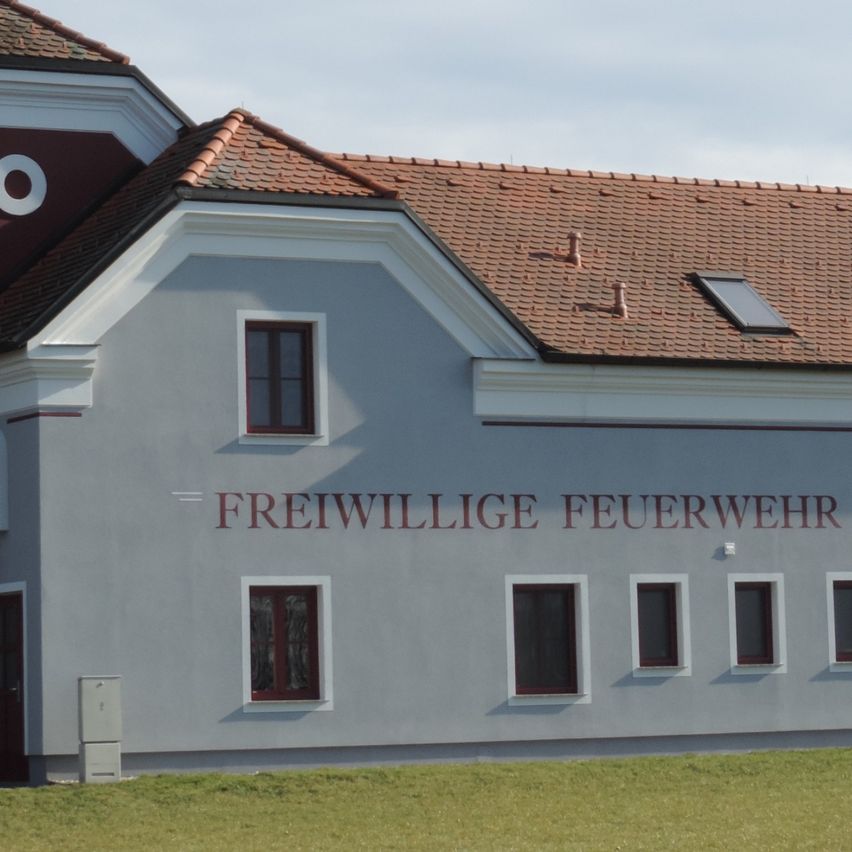 Bild enthält, Building, Monastery, Grass, House, Housing, Roof, Outdoors, Nature, Lawn, Countryside