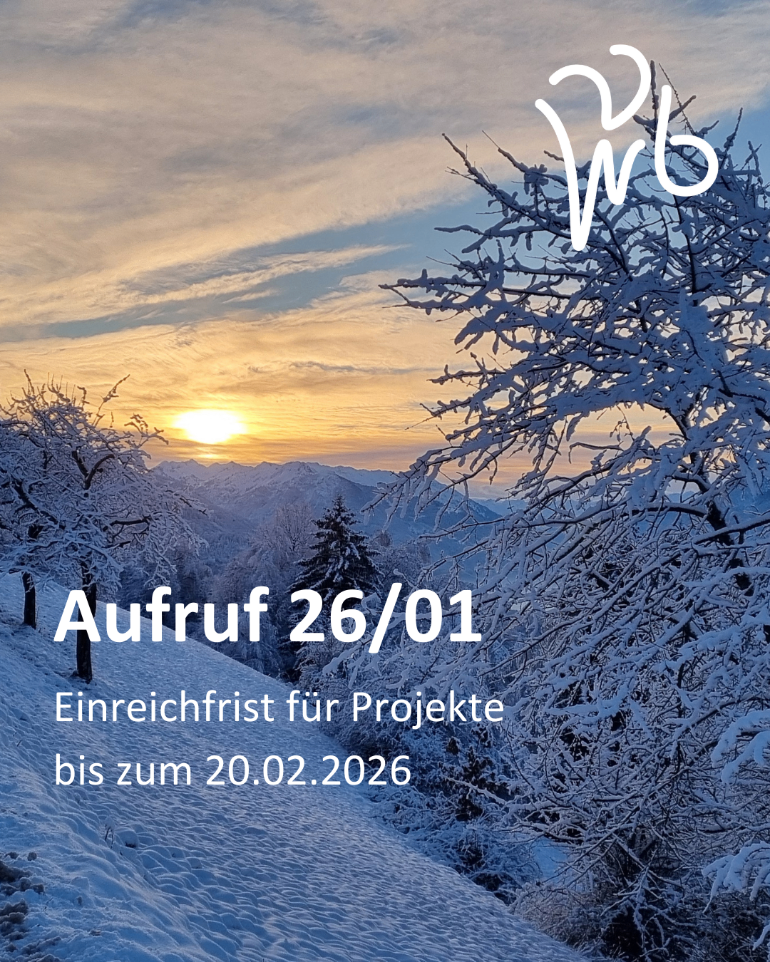 Verschneite Berglandschaft mit Sonnenuntergang. Ein Banner lautet 'Aufruf 26/01' und 'Einreichung für Projekte bis zum 20.02.2026'.