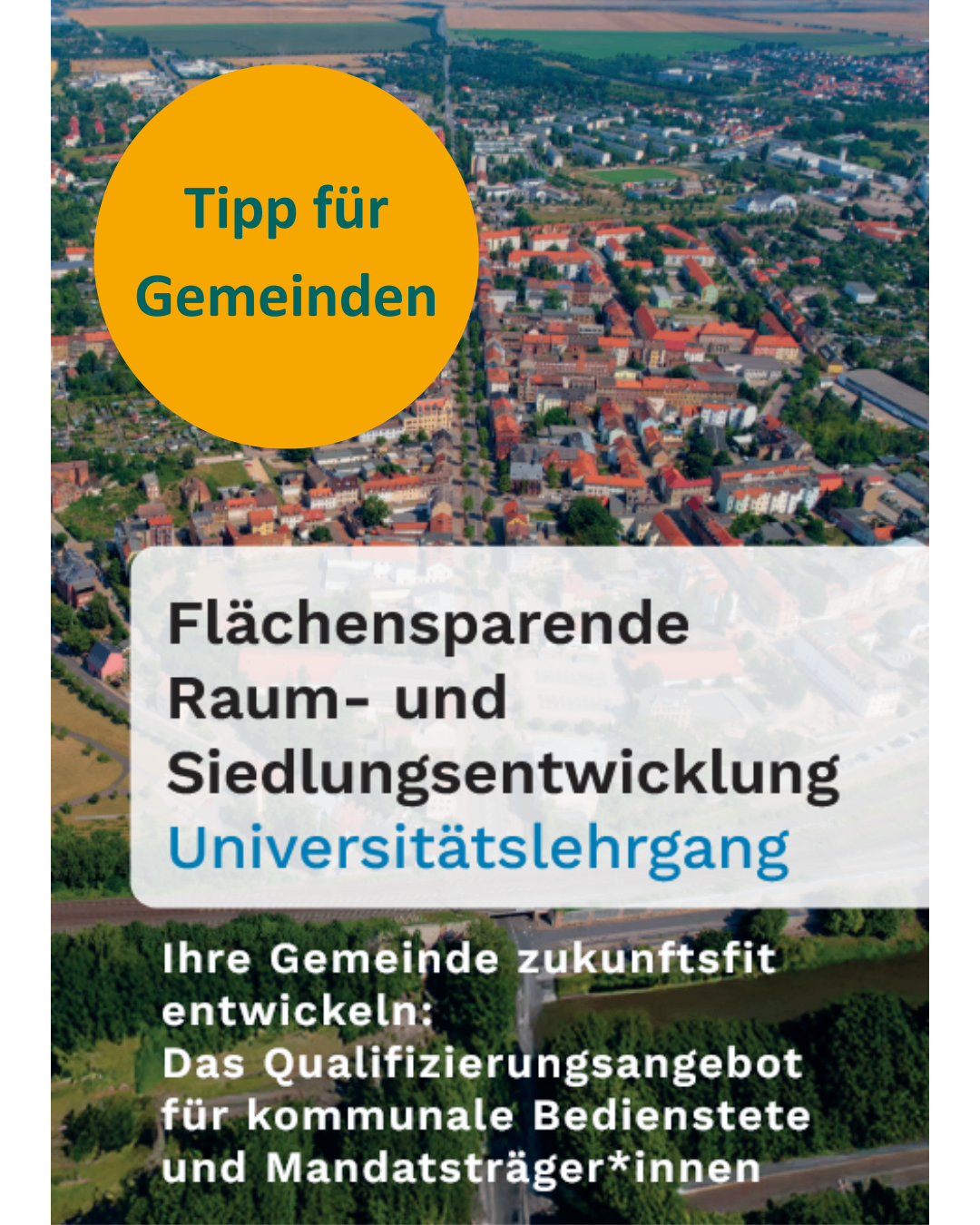 Ein gelber Kreis mit dem Text 'Tipp für Gemeinden' im Hintergrund einer Stadtansicht. Darunter ist der Text 'Flächensparende Raum- und Siedlungsentwicklung Universitatslehrgang' zu sehen. Das Bild wirbt für ein Qualifizierungsangebot zur zukünftigen Gemeindeentwicklung.