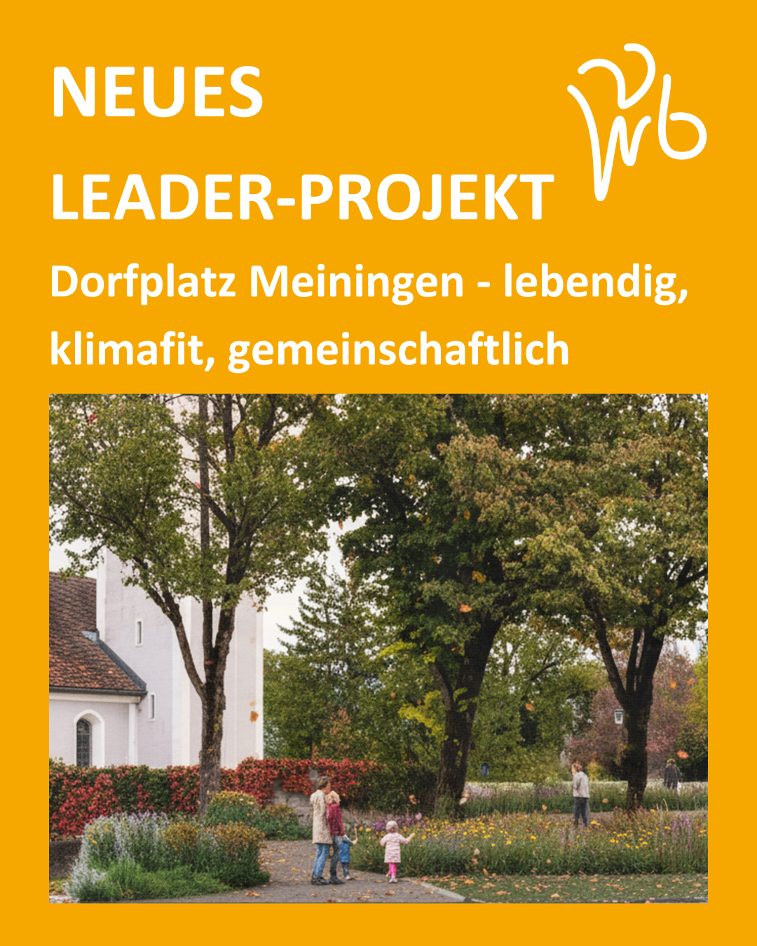 Ein lebendiger Dorfplatz in Meiningen, der eine weiße Kirche mit einem braunen Dach zeigt, umgeben von üppiger Grünfläche und Blumen, mit Menschen, die spazieren und den Außenbereich genießen.