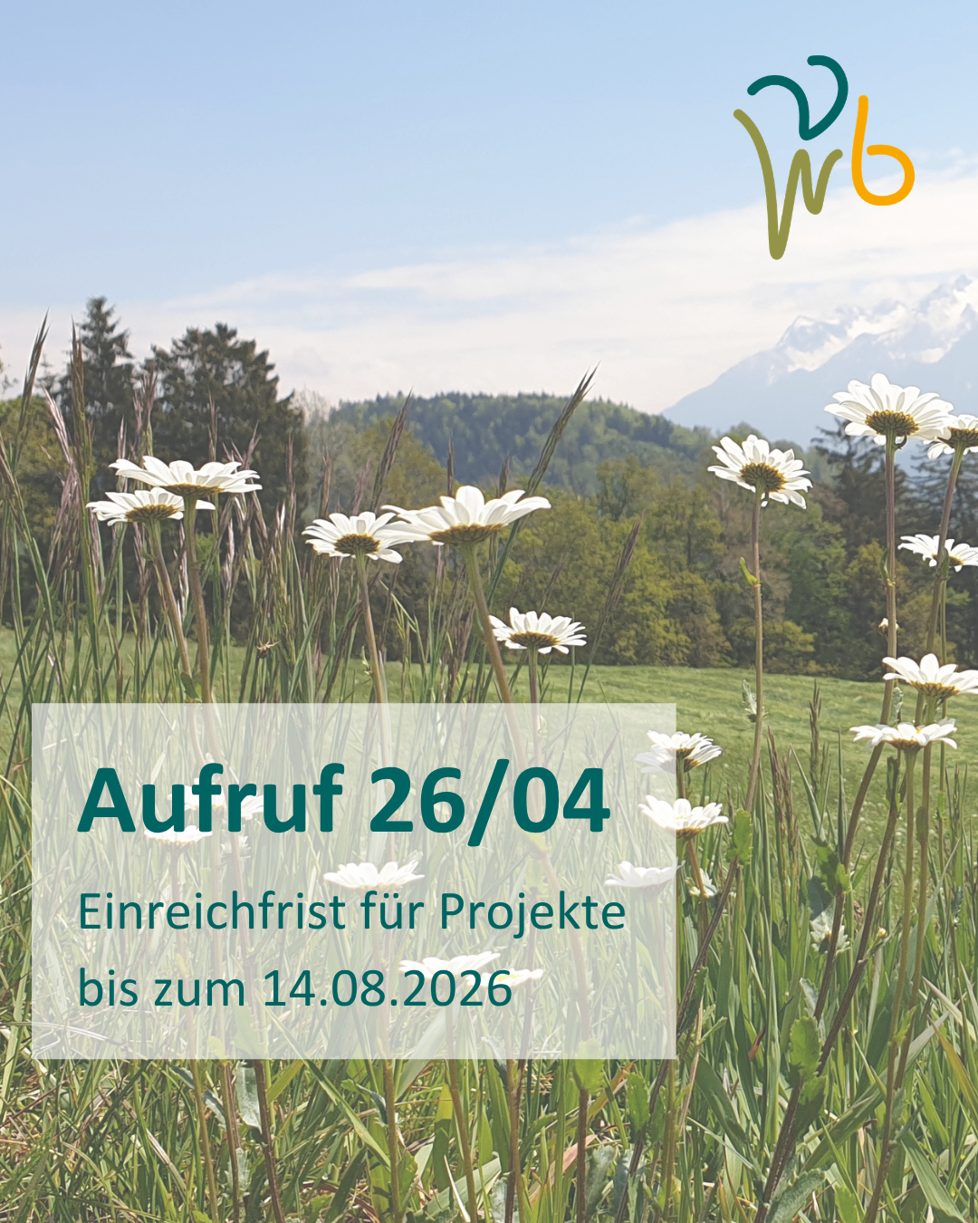 Ein Plakat mit natürlichem Hintergrund, das Blumen und Berge zeigt. Es steht 'Aufruf 26/04' und 'Einreichungsfrist für Projekte bis zum 14.08.2026'.