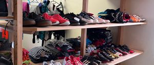 Bild enthält, Footwear, Shoe, Sneaker, Helmet, Indoors, Furniture, Adult, Male, Man, Person