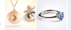 Eine Sammlung von Schmuckstücken, darunter ein Roségold-Anhänger, ein Medaillon mit einem Foto, ein Silberring mit einem blauen Edelstein und verschiedene farbige Edelsteine.