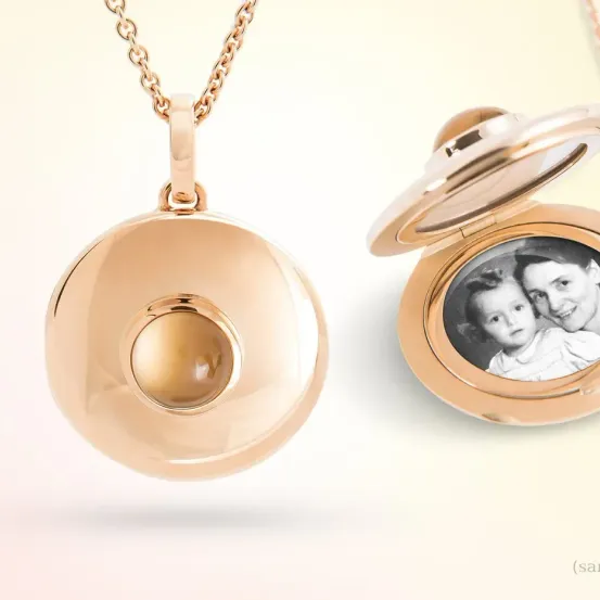 Zwei Roségold-Anhänger mit einem Foto einer lächelnden Frau und eines Kindes im Inneren. Der linke Anhänger ist rund mit einer kreisförmigen Öffnung. Der rechte Anhänger hat einen kreisförmigen Deckel.