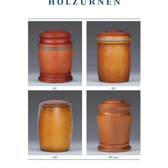 Eine Ausstellung von vier hölzernen Urnen mit den Bezeichnungen 921, 922, 924 und 921 occo. Jede Urne ist zylindrisch mit Deckeln und weist unterschiedliche dekorative Muster auf ihren Oberflächen auf.