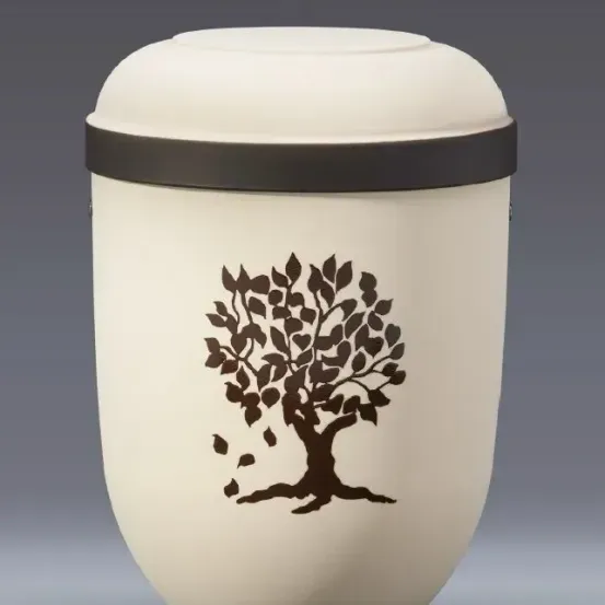 Eine beige Urne mit schwarzem Deckel und Baumdesign, mit einem Gewicht von 21,35 Pfund. Der Baum hat fallende Blätter um sich herum.