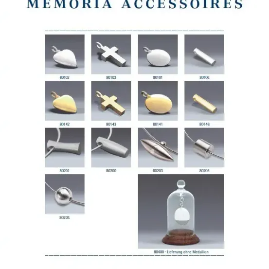 Das Bild zeigt einen Katalog von Memoria-Accessoires mit verschiedenen Anhängern und Halsketten. Die Accessoires sind mit den Codes 80102, 80103, 80101, 80106, 80142, 80143, 80141, 80146, 80201, 80200, 80203, 80204, 80205 und 80400 gekennzeichnet. Ein Hinweis gibt an, dass die Halsketten 80102, 80103, 80101 und 80106 mit einer Kette geliefert werden.