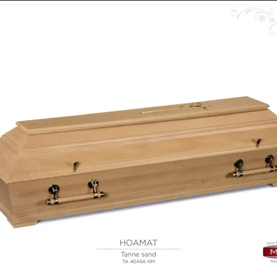 Ein hölzerner Sarg mit Sandfinish, der Marke Tanne, und der Bezeichnung HOAMAT. Der Sarg hat vier Metallgriffe und steht auf einem weißen Hintergrund.
