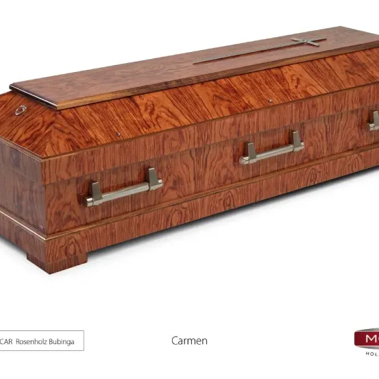 Ein hölzerner Sarg mit einem Kreuz auf der Oberseite, auf einem weißen Hintergrund gezeigt. Unter dem Sarg befindet sich ein Text, der CAR Rosenholz Bubinga liest.