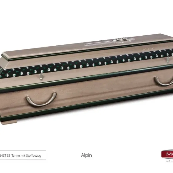 Ein hölzerner Sarg mit grünem Rand. Er hat zwei silberne Griffe und ein dekoratives Muster. Unten steht '54ST SS Tanne mit Stoffbezug'. Der Markenname 'Alpin' ist ebenfalls zu sehen.