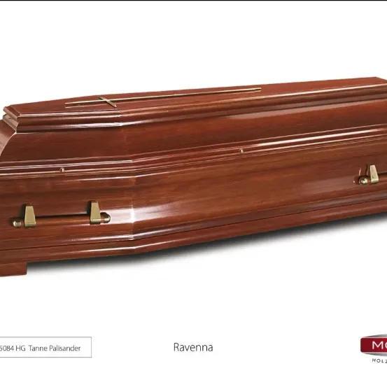 Ein hölzerner Sarg mit Messinggriffen und einem Kreuz auf der Oberseite, Modell Ravenna, auf weißem Hintergrund dargestellt.