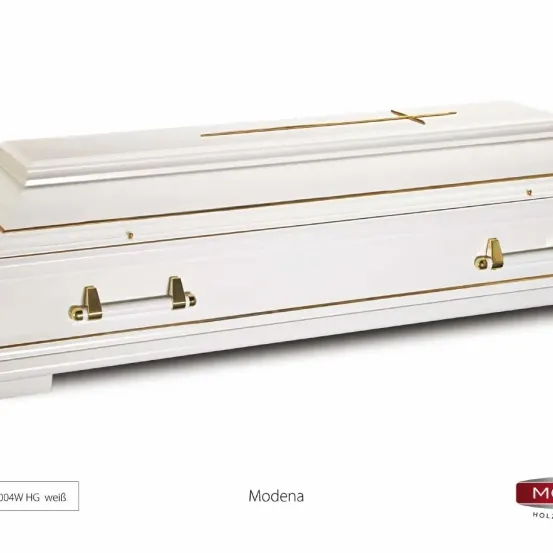 Ein weißer Sarg mit Goldbesatz und einem Kreuz auf dem Deckel. Er hat einen Griff an der Vorderseite und wird auf einem weißen Hintergrund gezeigt.