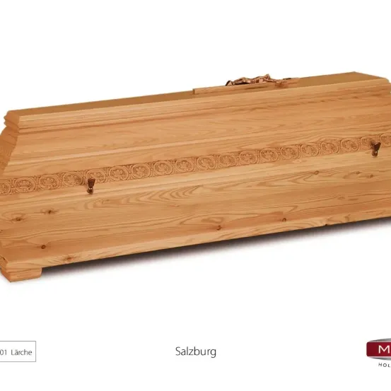 Ein hölzerner Sarg mit kunstvollen Schnitzereien wird auf weißem Hintergrund präsentiert. Der Sarg hat oben einen Griff und ist mit dem Wort Salzburg beschriftet.