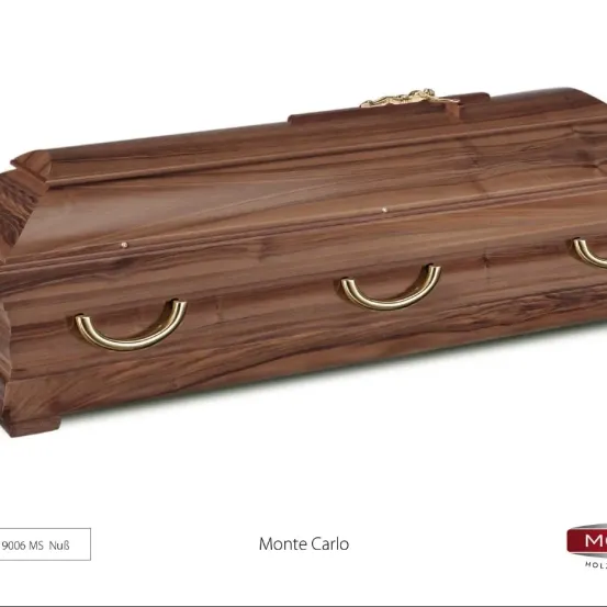 Das Bild zeigt einen braunen Holzsarg mit goldenen Griffen. Er ist mit 'Monte Carlo' und der Nummer '9006 MS NuB' beschriftet. Der Sarg ist aufwendig gestaltet.