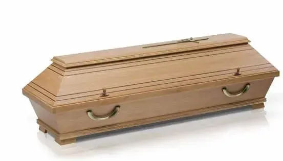 Ein hölzerner Sarg mit einem Griff an der Seite und einem Kreuz oben, auf weißem Hintergrund präsentiert.