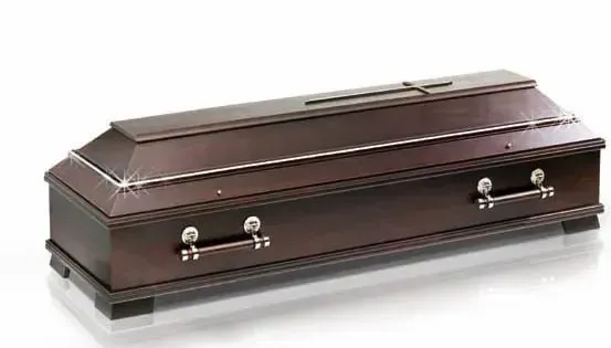 Ein dunkelbrauner Holzsarg mit einem Kreuz auf der Oberseite und zwei Metallgriffen an den Seiten, auf einem weißen Hintergrund präsentiert.