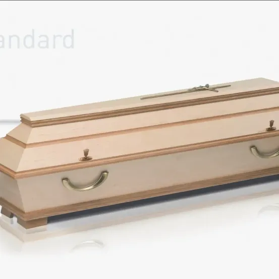 Ein hölzerner Sarg mit Messinggriffen wird auf weißem Hintergrund gezeigt. Der Sarg ist rechteckig mit abgerundeten Kanten und hat ein kleines Kreuz oben.