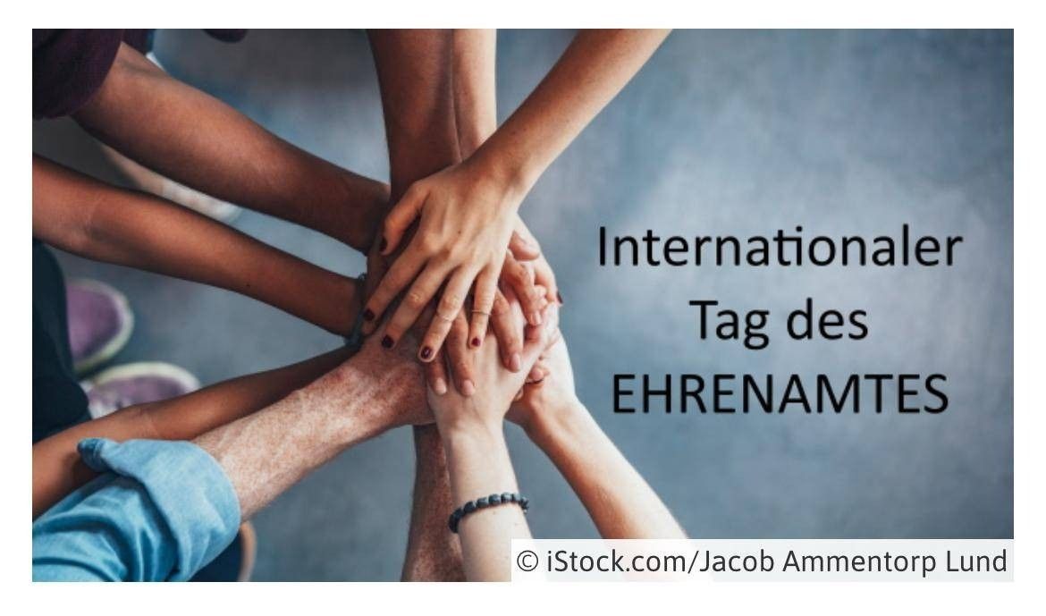 Mehrere Personen mit ihren Händen zusammen. Der Text lautet 'International Tag des EHRENAM'. Der Wasserzeichen-Text lautet 'iStock.com/Jacob Amm'.