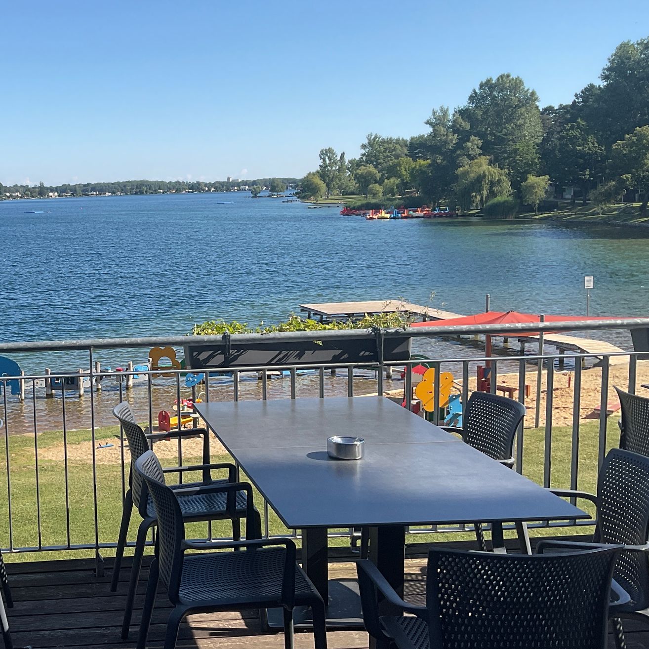 Bild enthält, Nature, Outdoors, Scenery, Lakefront, Chair, Furniture, Dining Table, Table