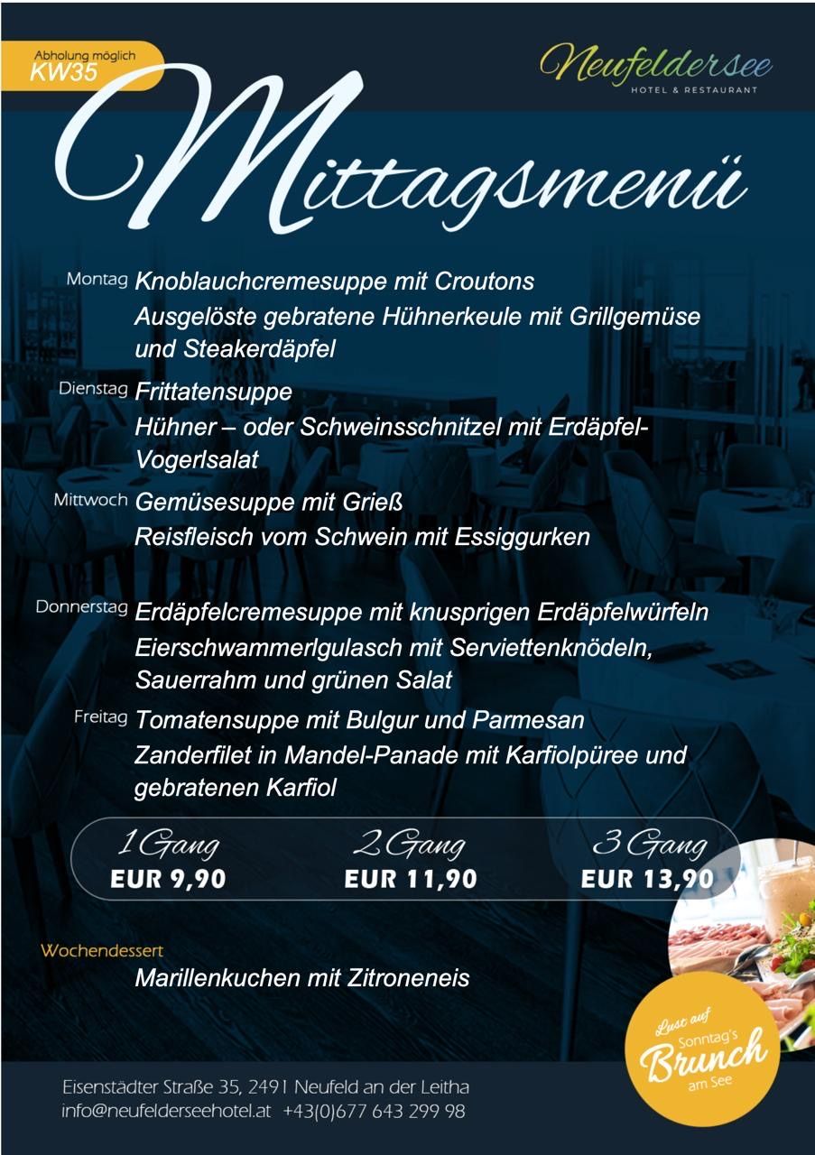 Ein Menüposter mit blauem Hintergrund, das einen wöchentlichen Essensplan mit Gerichten wie Knoblauchcremesuppe, Hühnerschnitzel und Gemüsesuppe zeigt. Das Poster enthält auch Preise für drei Gänge.