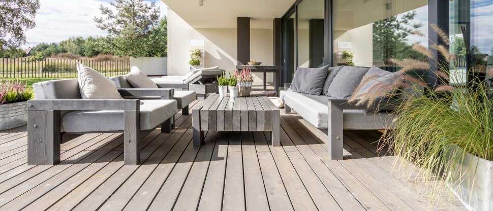 Bild enthält, Balcony, Couch, Interior Design, Coffee Table, Table, Porch, Deck, Floor, Terrace, Home Decor