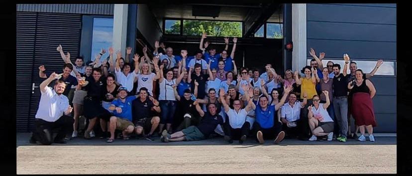 Bild enthält, Groupshot, Person, People, Adult, Male, Man, Female, Woman, College, Monitor