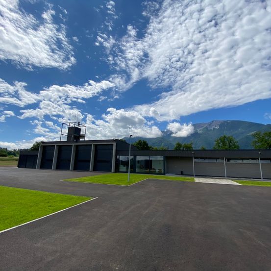 Bild enthält, Building, Cloud, Outdoors, Sky, Cumulus, Airport, Grass, Road, Tarmac, Airfield
