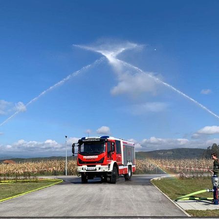 Bild enthält, Transportation, Truck, Vehicle, Nature, Outdoors, Sky, Person, Machine, Wheel, Fire Truck