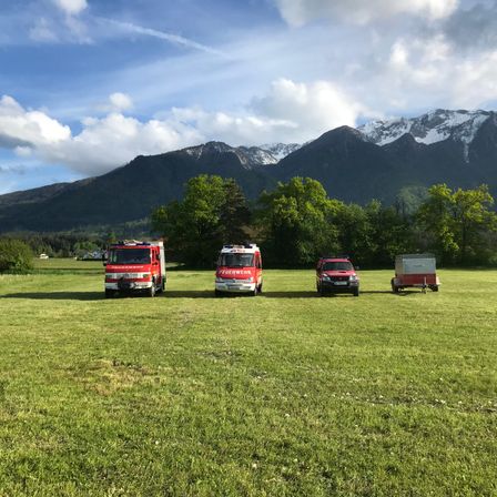 Bild enthält, Grass, Car, Vehicle, Nature, Outdoors, Truck, Fire Truck, Wheel, Field, Fire Station