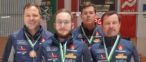 Bild enthält, People, Person, Gold, Adult, Male, Man, Glasses, Face, Jacket, Pants