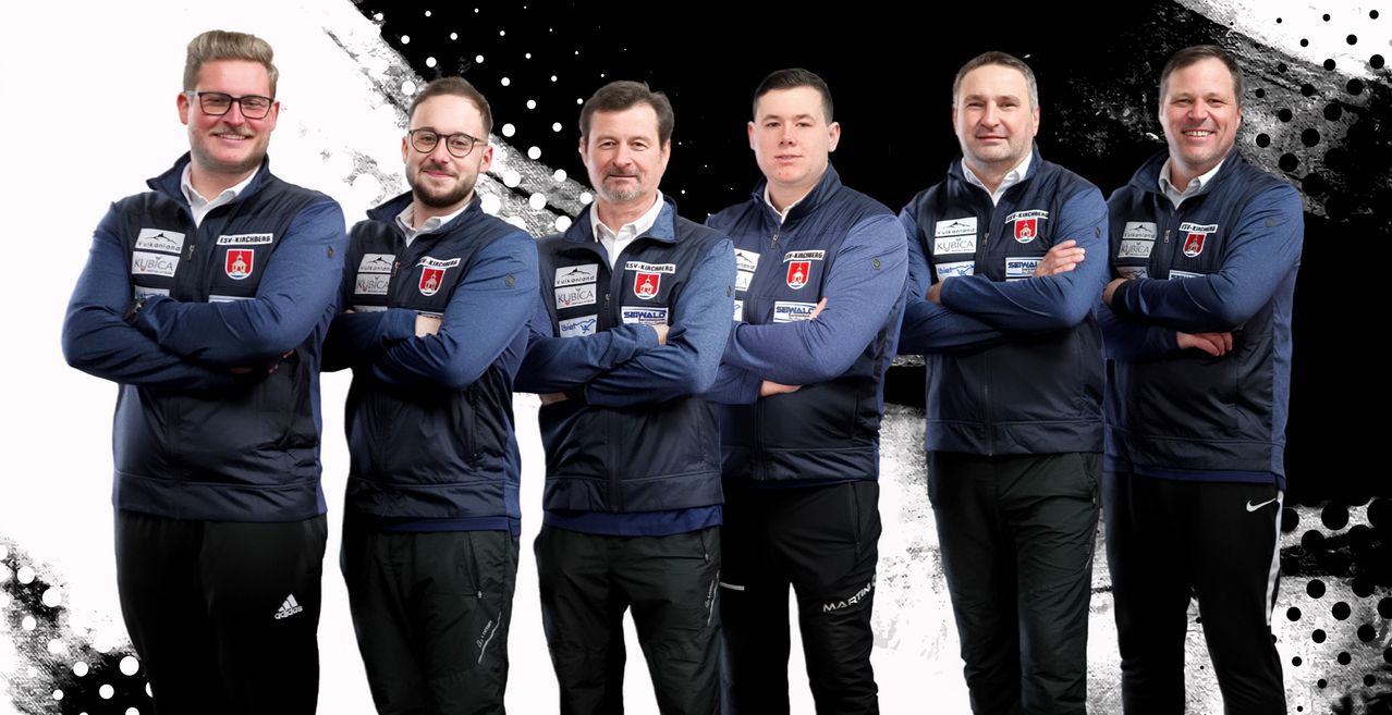 Fünf Männer in passenden blauen Jacken stehen mit verschränkten Armen und lächeln für die Kamera. Sie tragen Logos auf ihren Jacken, darunter Kubica, Seiwald und Martin.