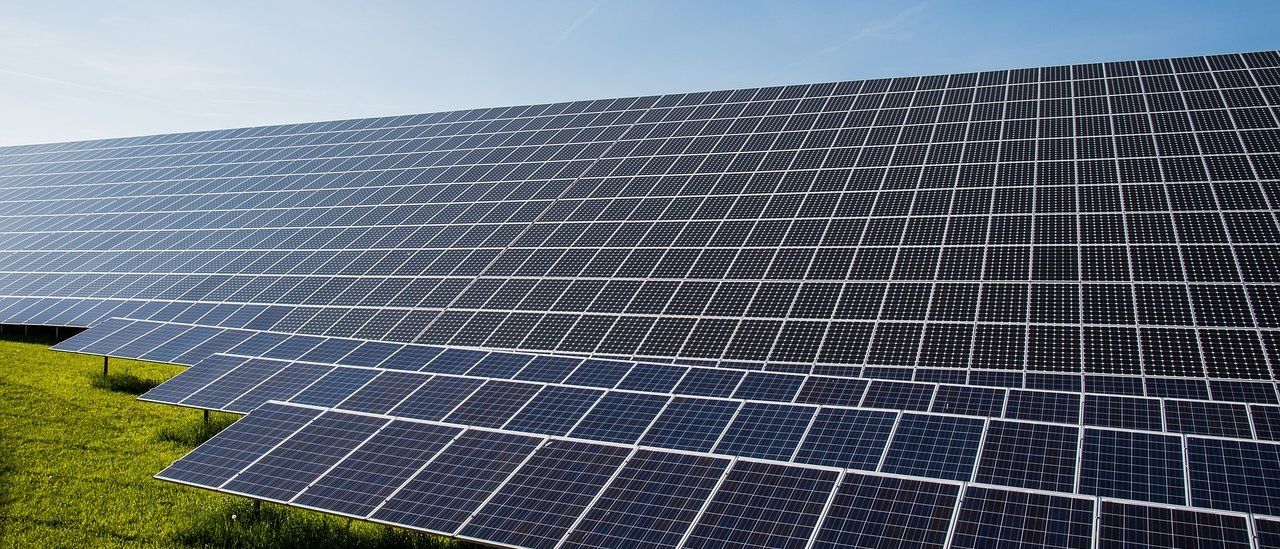 Bild enthält, Electrical Device, Solar Panels, Outdoors