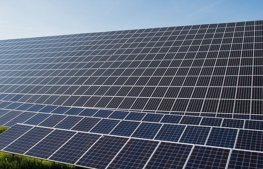 Bild enthält, Electrical Device, Solar Panels, Outdoors