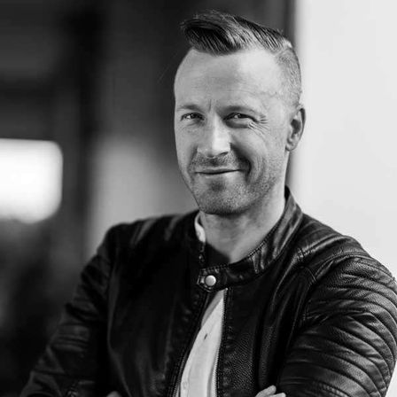 Bild enthält, Coat, Jacket, Face, Person, Photography, Portrait, Adult, Male, Man, Smile