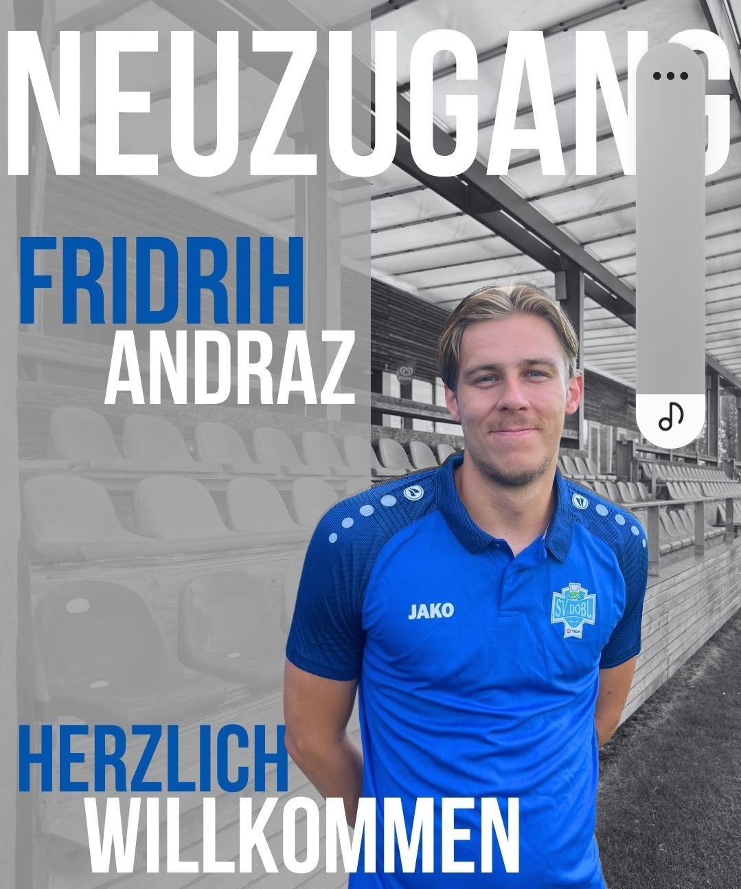 Ein Mann in einem blauen Sporttrikot steht vor einem Stadion mit leeren Sitzen, wobei der Text 'Fridrich Andraz' und 'Herzlich Willkommen' sichtbar ist. Das Bild hat einen monochromatischen Filter.